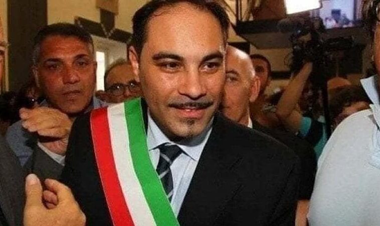 Taranto, il sindaco Melucci azzera la giunta dopo la crisi per l’allargamento a Italia Viva