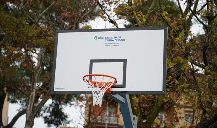 Bari, a parco 2 giugno si torna a giocare a basket: sostituiti i quattro canestri vandalizzati
