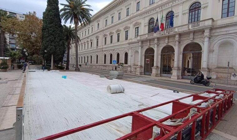Bari, in piazza Umberto arriva la pista di pattinaggio: “Aperti fino alla mezzanotte”