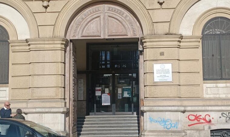 Bari, vandali in azione negli uffici di Giurisprudenza in corso Italia: vetri rotti, porte divelte e un computer rubato
