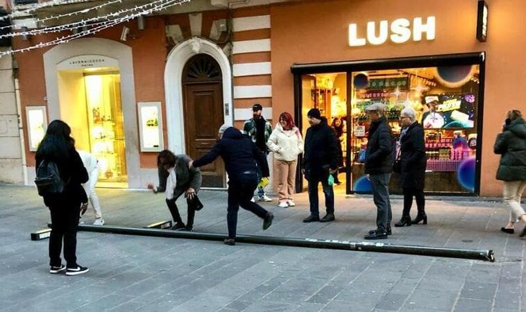 Bari, paura in via Sparano: crolla un palo della luce nella strada dello shopping affollata