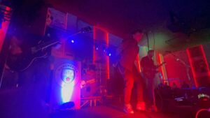 Timeflies: Oasis Tribute Band Scatena l’Euforia al Crossroad Pub di Bari